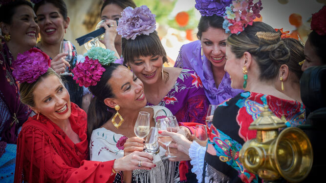 Mujeres vestidas de flamenca en la pasada Feria de Sevilla.