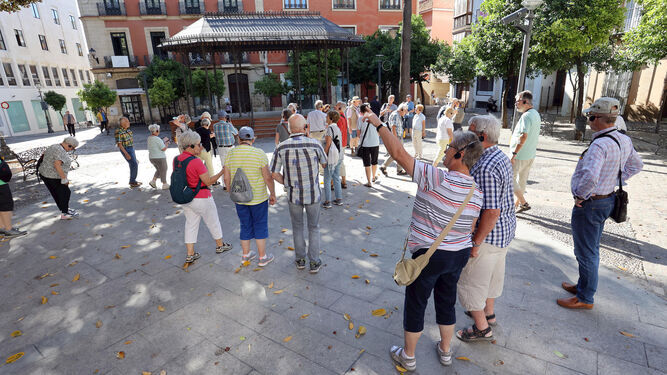 Turistas en la Alameda del Banco de Jerez, el pasado mes de marzo.