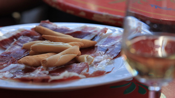 Una copa de fino y un plato de jamón, dos imprescindibles de la Feria de Jerez.