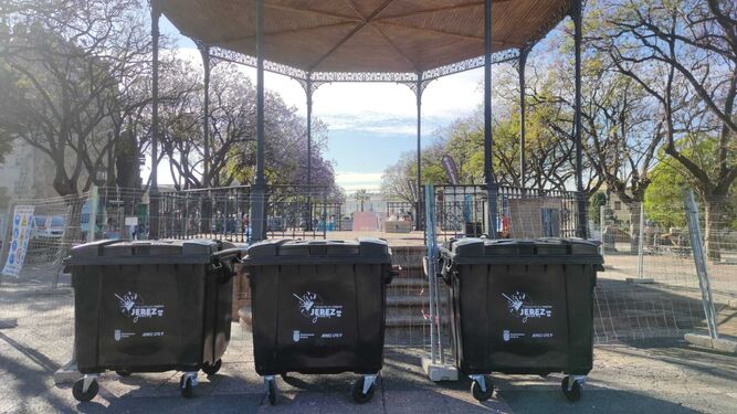 Contenedores instalados de refuerzo en la Alameda Vieja que acogerá el Festival Foodtrucks Jerez, de jueves a domingo.