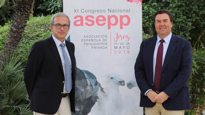 Los doctores Juan Sánchez Sevilla y Dionisio Romero Comella, presidentes del comité organizador del congreso, ayer en el hotel Jerez.
