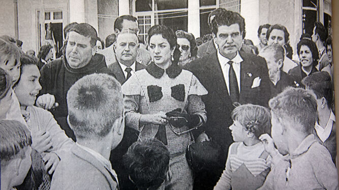 Lola Flores, durante su visita, el día 16 de febrero de 1957, al Sanatorio de Santa Rosalía.