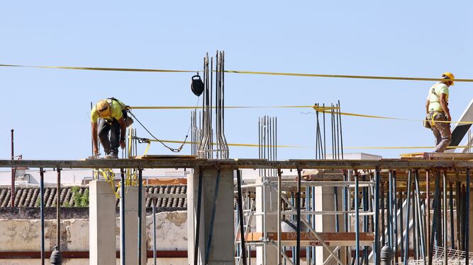 Obreros trabajando en la construcción de un grupo de viviendas en Jerez.